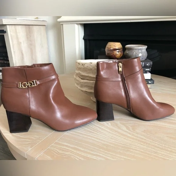 Liz Claiborne|NWOT Faux brown leather booties with chunky block heel•••Size 10W - Picture 6 of 12